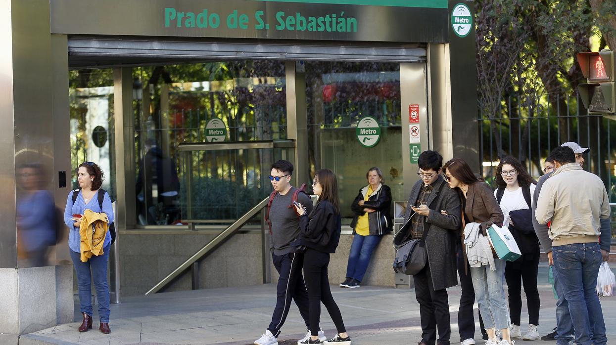 Parada del metro sevillano en el Prado de San Sebastián