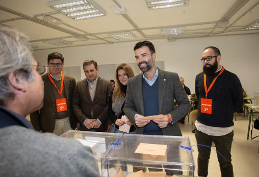 Pablo Cambronero ejerce su derecho al voto