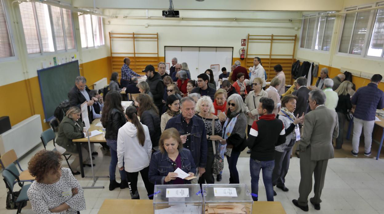 Aspecto de la votación en un gimnasio, habilitado como colegio electoral