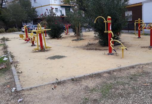 Estado de la zona infantil ubicada en la Plaza del Aljarafe