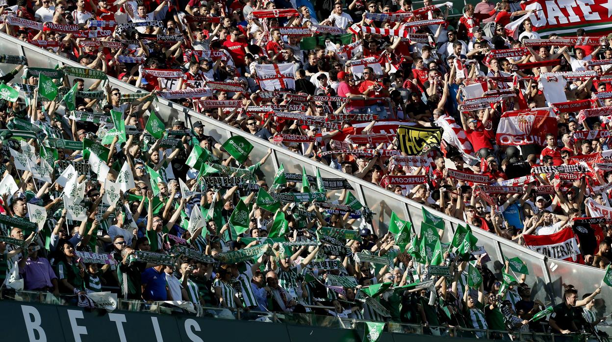Aficiones del Betis y el Sevilla FC durante un partido
