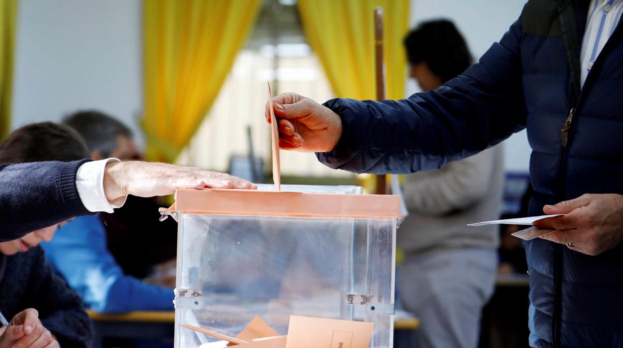 Un hombre deposita su voto en un colegio electoral de Córdoba