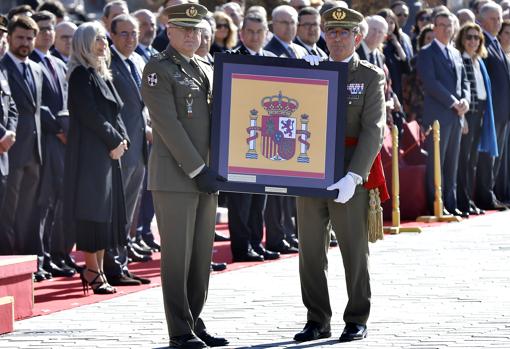 El jefe interino de la Futer le entrega a Gómez de Salazar la bandera de Capitanía