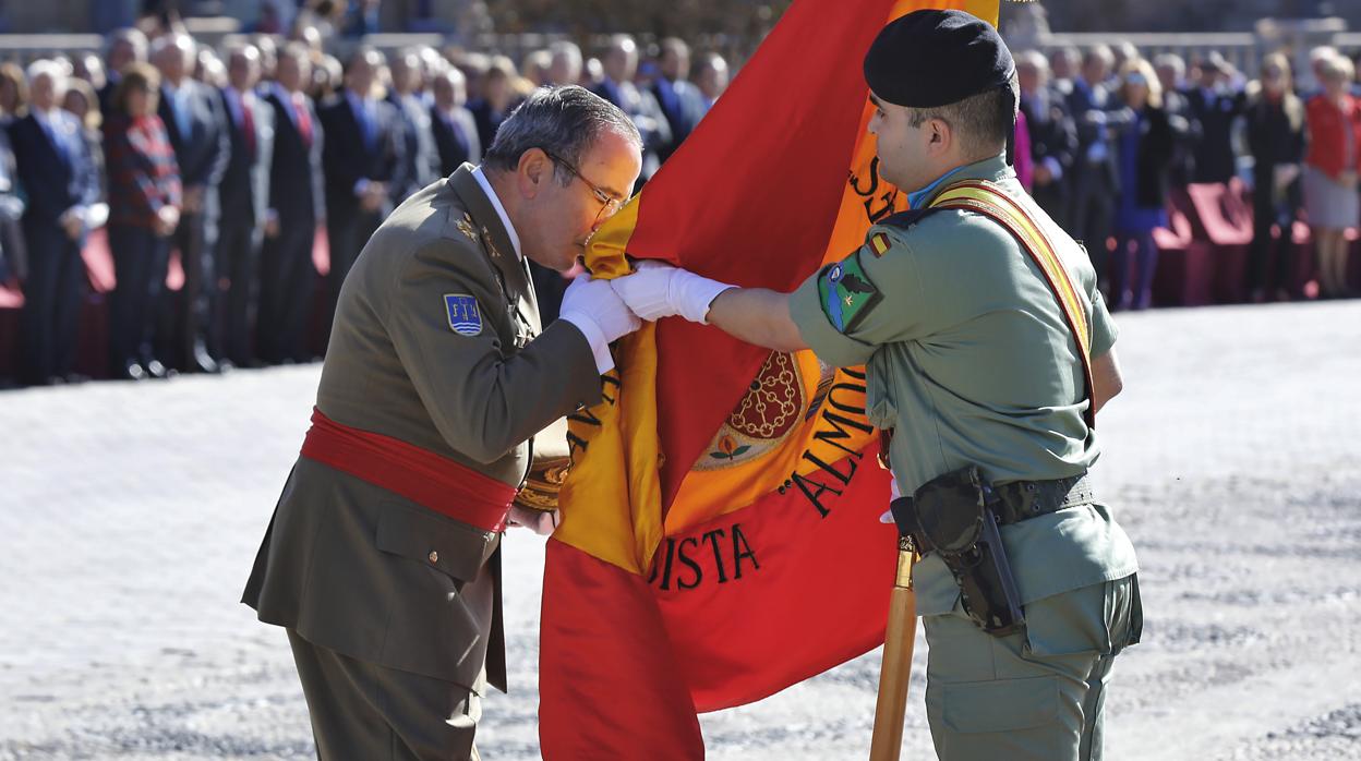 El teniente general besa la bandera como símbolo de su despedida como servidor público