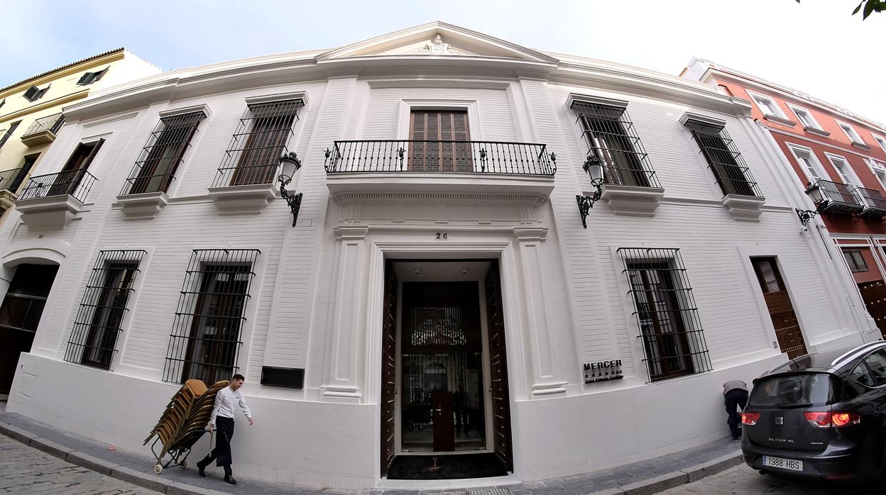 Puerta principal del hotel Mercer Sevilla, en la calle Castelar