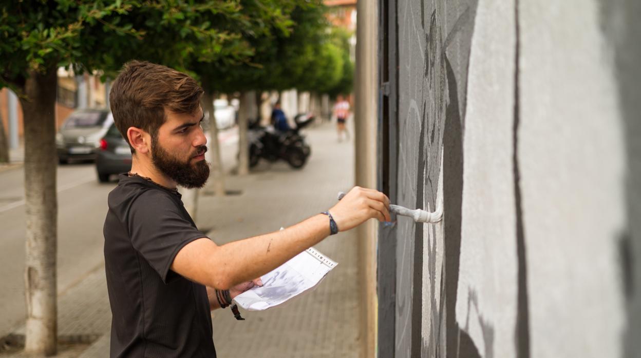 Alberto Montes en un mural urbano, actividad en la que destaca tanto como en la pintura