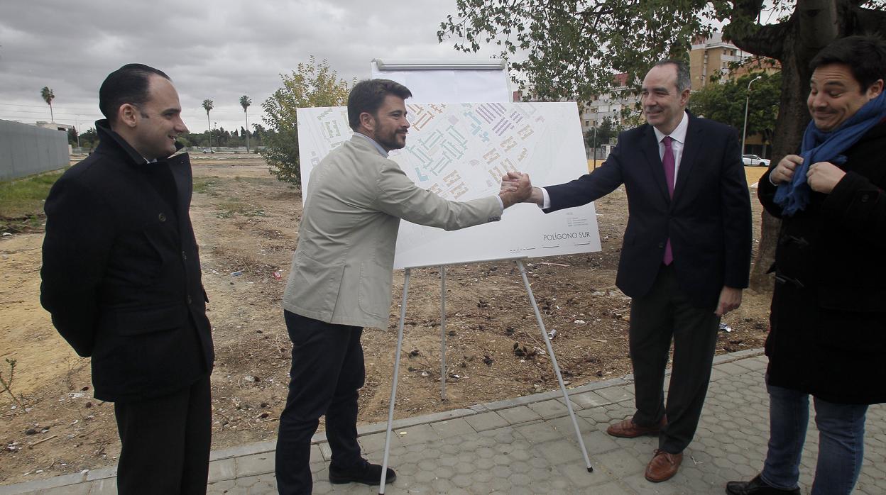 Beltrán Pérez y Jaime Bretón ayer en el Polígono Sur estrechándose la mano en señal de colaboración para regenerar el barrio