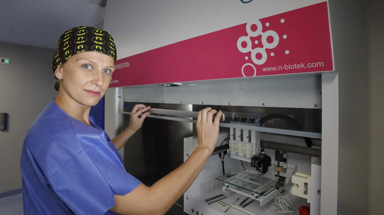 La doctora Durán junto a una de las bioimpresoras del Hospital Virgen del Rocío