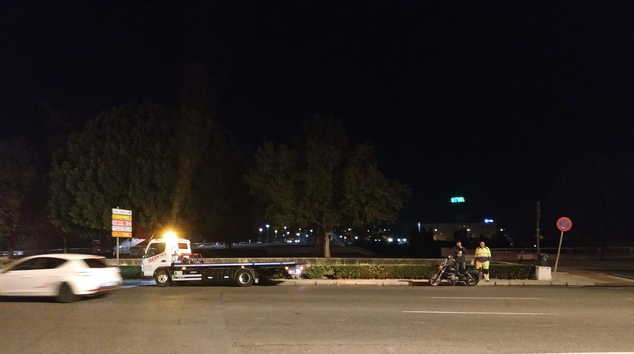 Una grúa retira la moto siniestrada