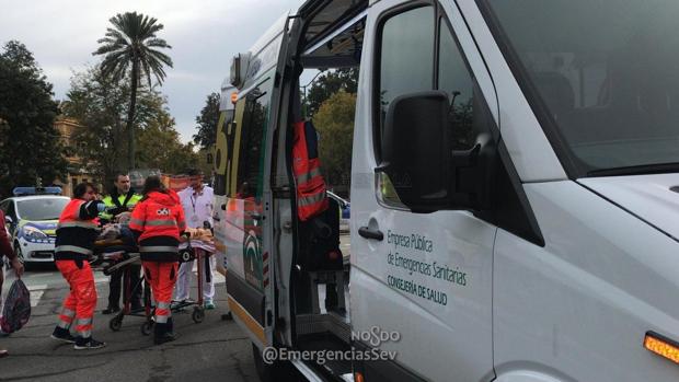 Hospitalizada una joven que iba en patinete tras ser arrollada por un taxi en Sevilla