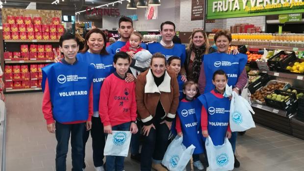 La familia sevillana con siete hijos que participa como voluntaria en la Gran Recogida