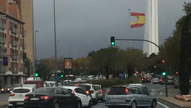 El viento rompe la bandera de España más grande de Sevilla