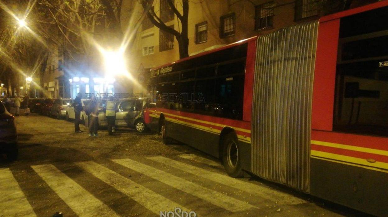 El autobús ha colisionado contra varios coches que estaban aparcados