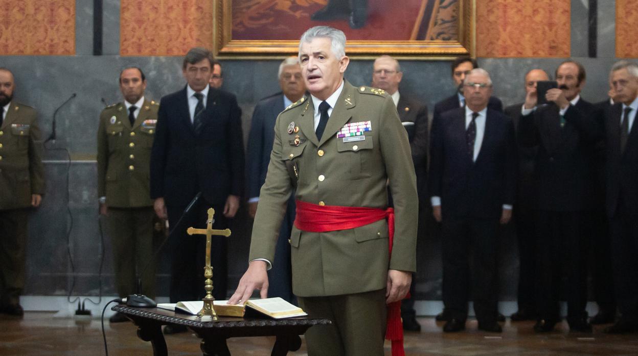 El teniente general José Rodríguez García durante la jura sobre una biblia