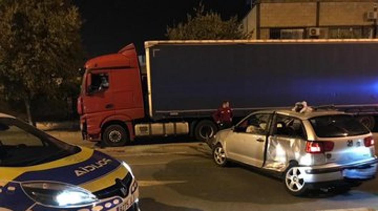 El coche acabó embistiendo a un camión estacionado