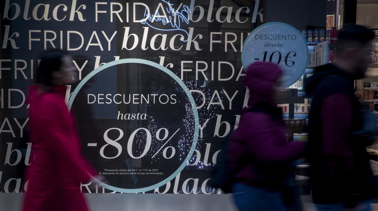 Anuncios de descuentos en comercios sevillanos para el Black Friday