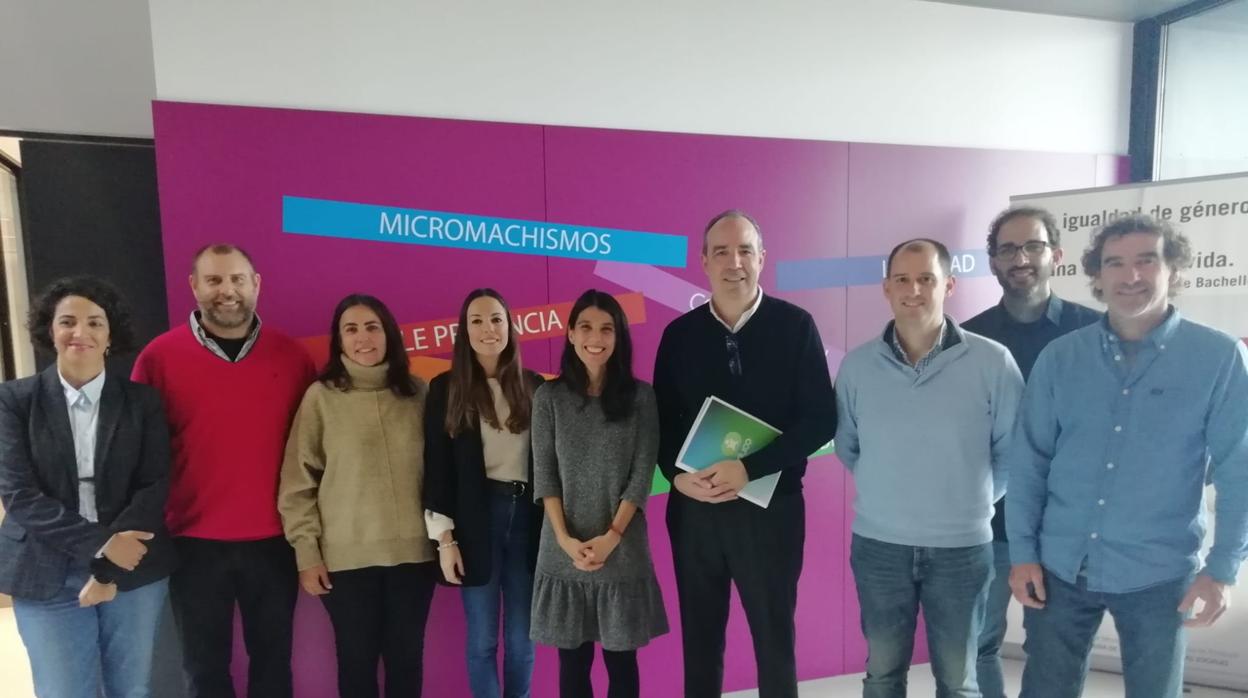 Arriba, de izquierda a derecha, Irene Marco, directora de Entreamigos; Amando López, director del Manuel Altolaguirre; Ángela Molina, directora del CEIP Andalucía; Sara Uceda, coordinadora del programa en el Polígono Sur; Macarena Céspedes, directora de Educo España, Jaime Bretón Comisionado del Polígono Sur; Jose Ignacio Huertas, subdirector del IES polígono Sur; José Serrano, secretario de Entre Amigos y Fernando Rodríguez, delegado de Educo en Andalucía