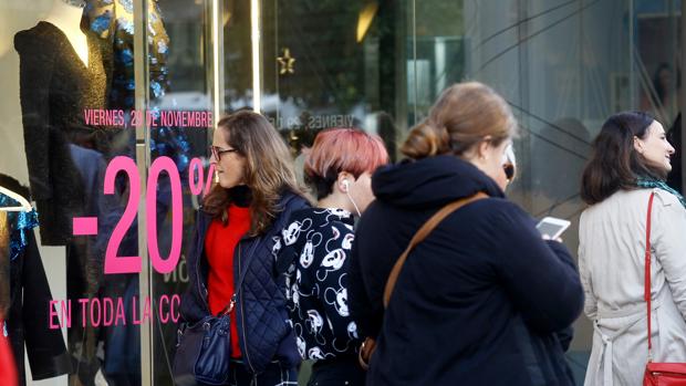 Las calles y tiendas del Centro de Sevilla ya están a rebosar con el Black Friday 2019