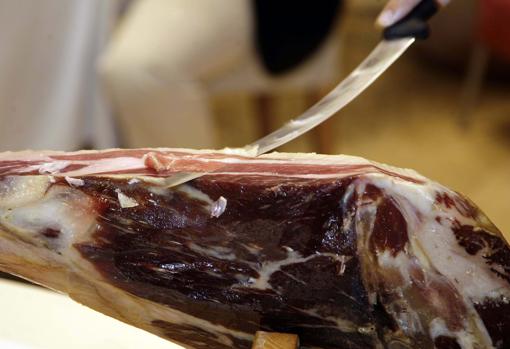 Los supermercados ofrecen atractivos descuentos en las piezas de jamón en el Black Friday