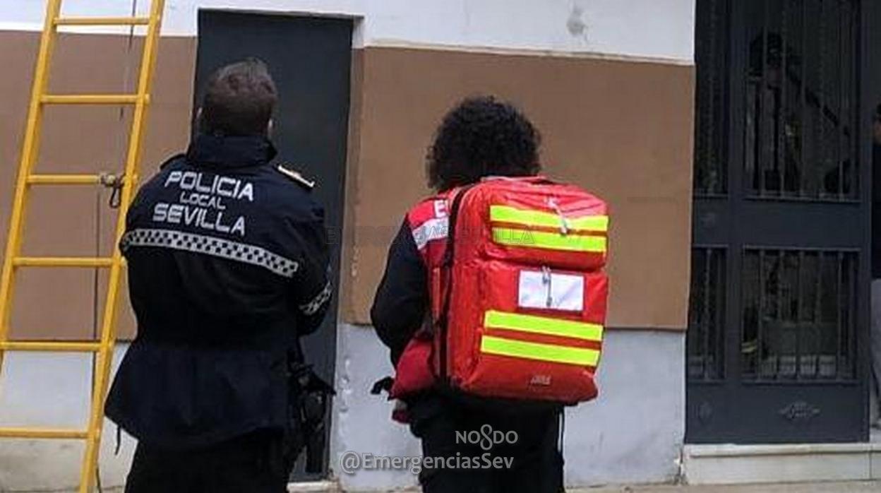 Rescatan a una menor que pedía auxilio desde el balcón de una vivienda de Sevilla capital