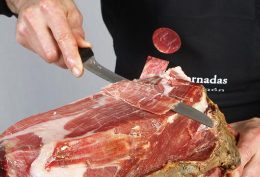 Una tapa de jamón recién cortado es la mejor bienvenida que se le puede dar a una visita