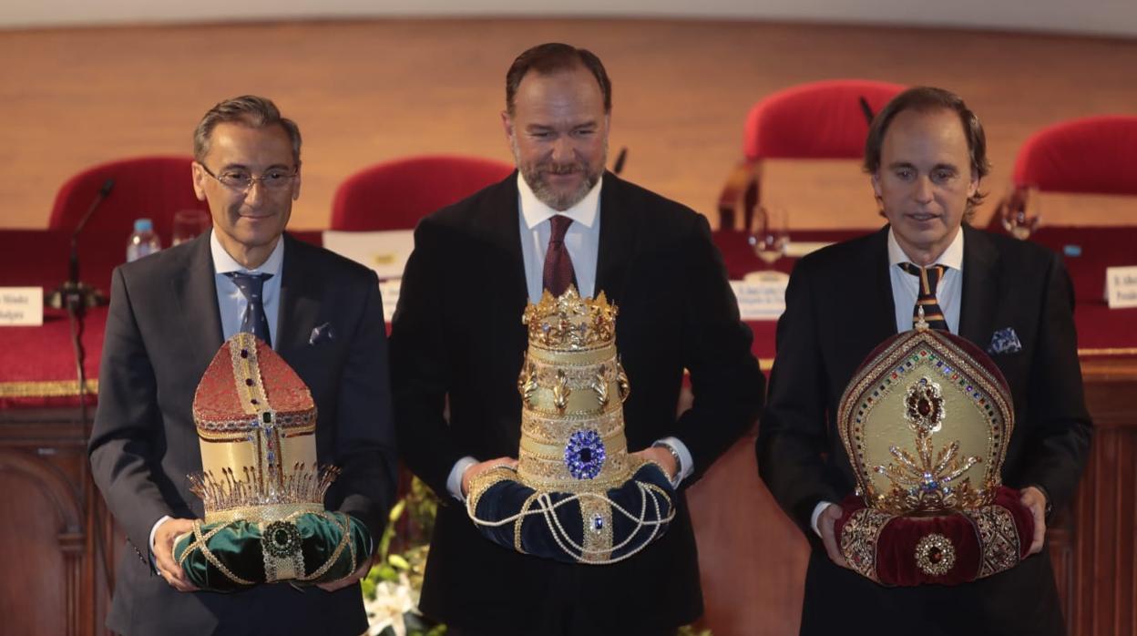 Entrega de coronas a los Reyes Magos de la Cabalgata de Sevilla 2020