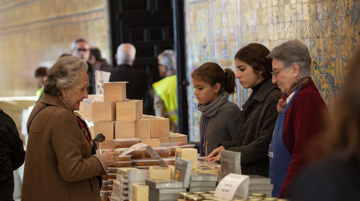 Compras de dulces en la muestra en una imagen del pasado año