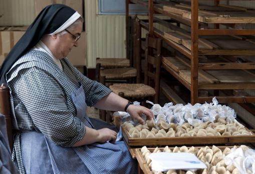 Una hermana del convento de San Leandro envolviendo sus conocidas yemas