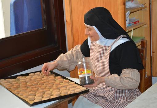 Una hermana del convento de Santa María de Jesús elaborando dulces