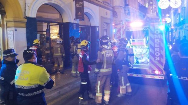 Dos personas atendidas por intoxicación tras el incendio de la cocina de un bar la calle Trajano