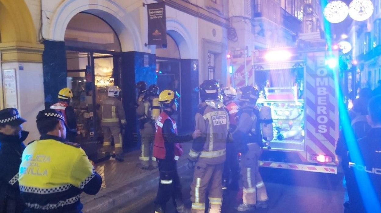 Bomberos ha intervenido este martes en dos incendios en bares de Sevilla, en la calle Trajano y en Felipe II