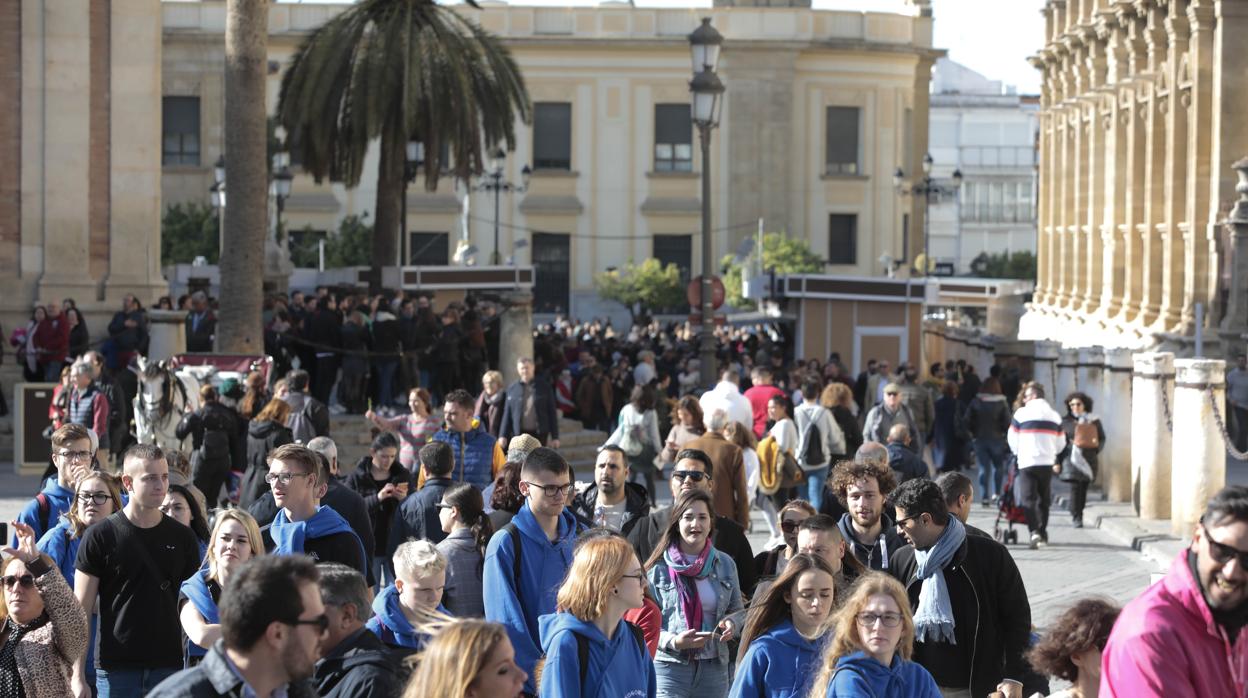 Visitantes en el entorno de la Catedral