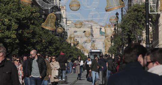 Gran afluencia de público en la Avenida de la Constitución