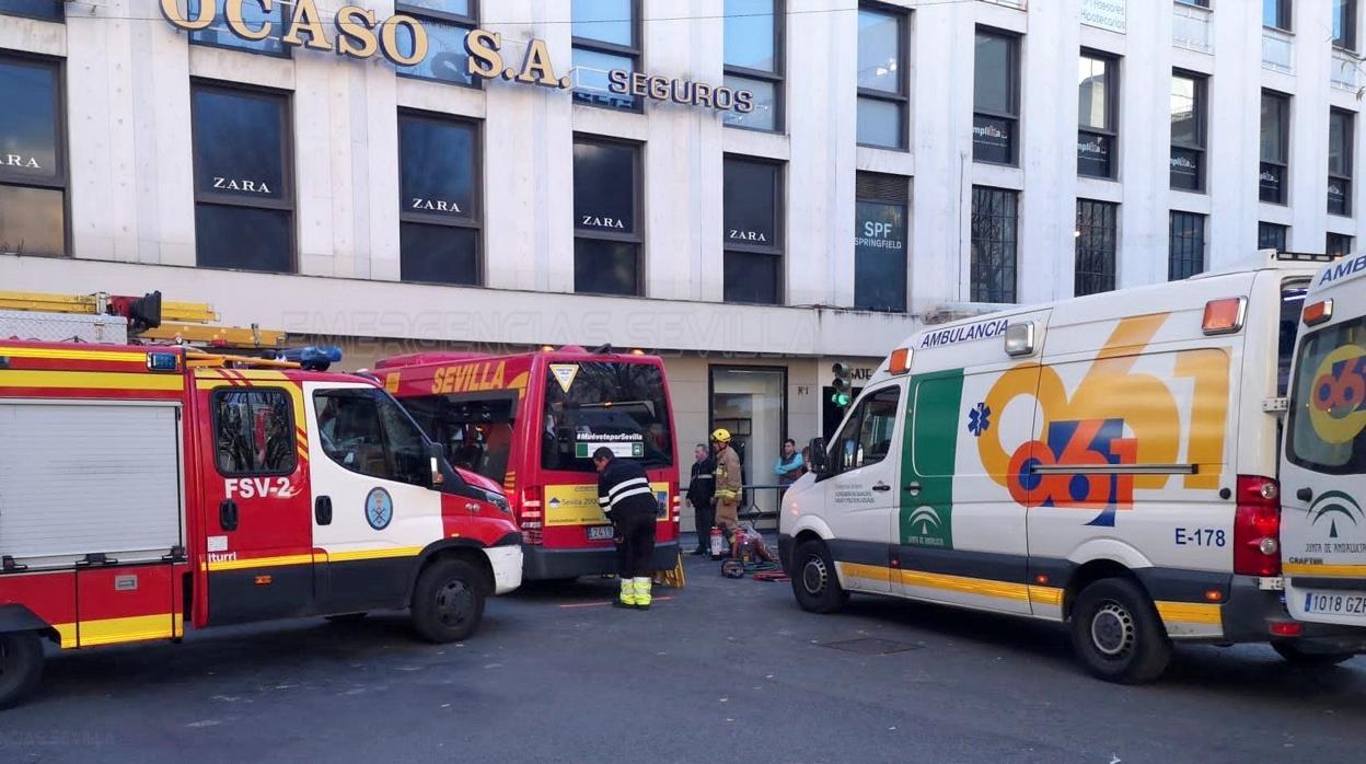 Ambulancias y bomberos, junto al bus siniestrado en el Duque