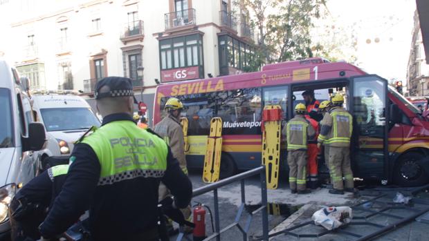 Juan Espadas apunta a «un problema de fábrica» de los autobuses de Tussam accidentados