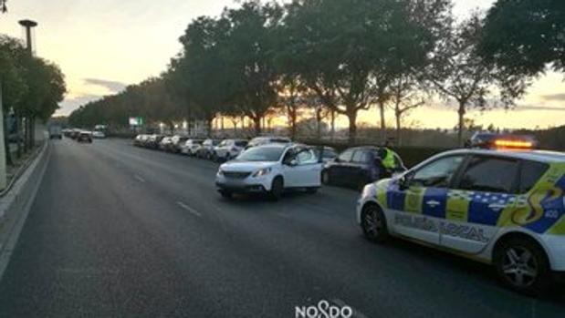 Un conductor pierde el control de su coche y choca contra cinco vehículos en Torneo