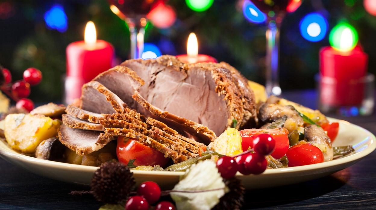 Un plato en una mesa de Navidad