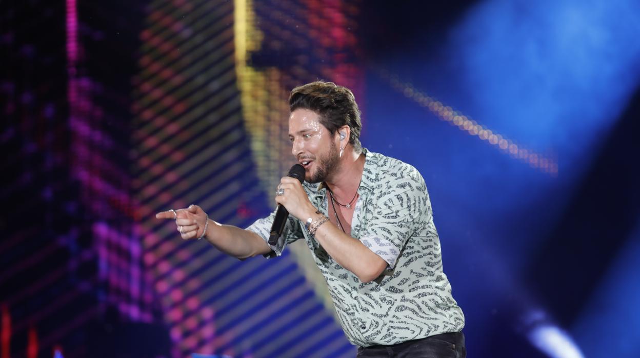 El cantante onubense Manuel Carrasco en el concierto de Sevilla