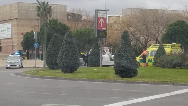 Dos heridos tras el choque de una ambulancia con un coche en las inmediaciones del centro comercial de Los Arcos