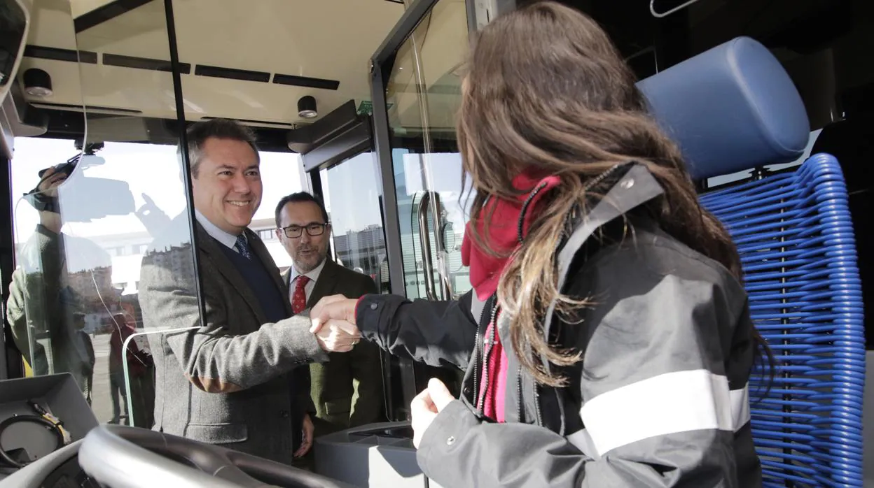 El alcalde, Juan Espadas, saluda a una conductora de Tussam