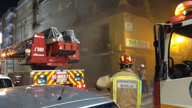 Un incendio destruye completamente el bar Oliva, en la trianera calle San Jacinto