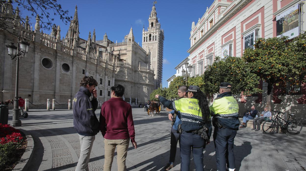 Agentes de Policía Local vigilan el Casco Histórico