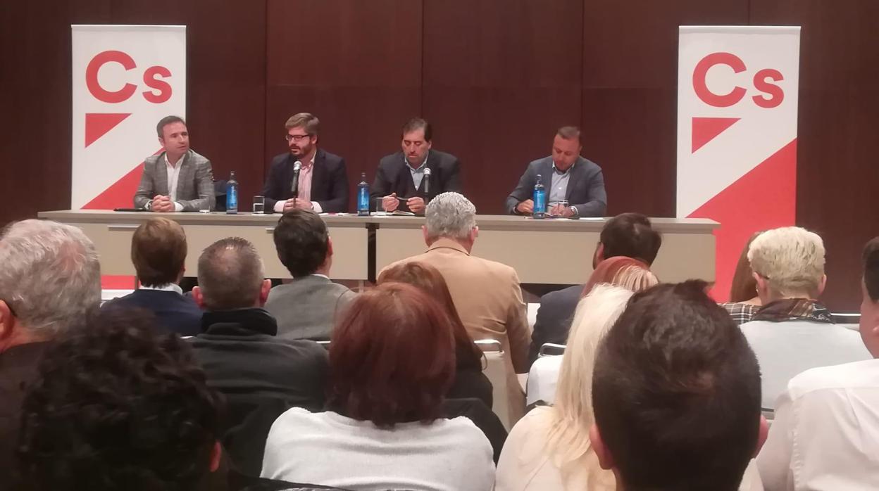 Fran Hervías y Manuel García Boffil, ambos en el centro, presidieron la asamblea de Ciudadanos en Sevilla