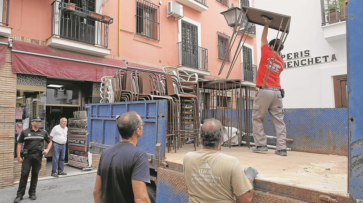 Trabajadores de la empresa adjudicataria durante una actuación en el Centro