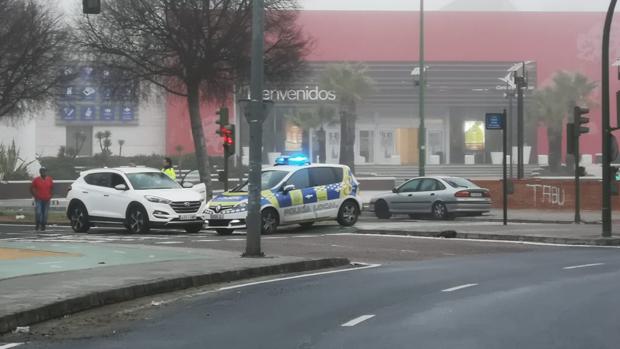 Asaltan el coche de una pareja que se había quedado dormida en la rotonda junto al Vacie
