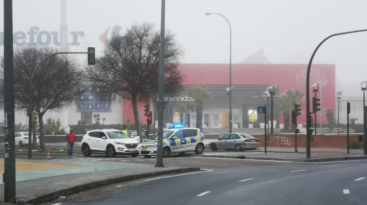 El vehículo blanco de las víctimas estaba detenido junto a un semáforo y al lado, una patrulla de la Policía