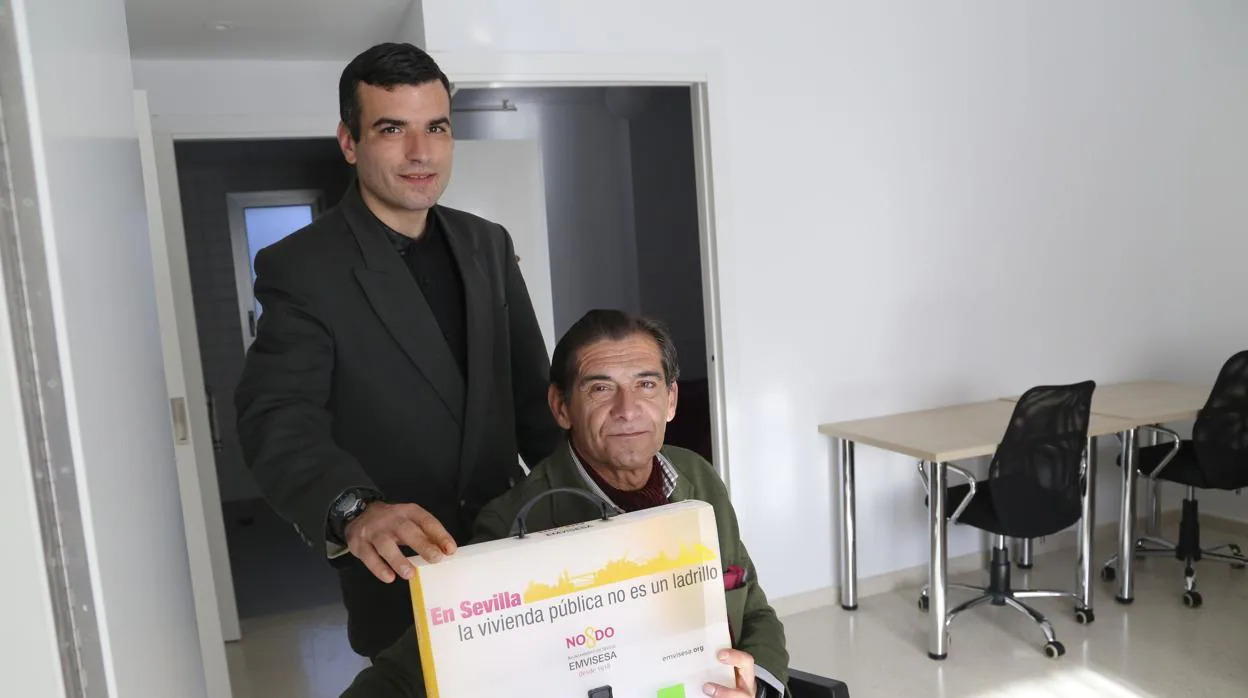 Rafael con Paolo, a quien conoció en el albergue municipal, en la vivienda que comparten los dos ROCÍO RUZ