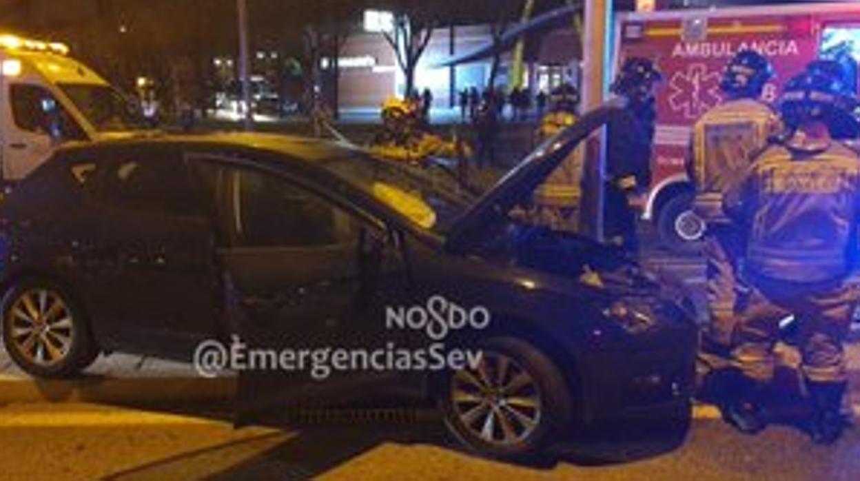 El coche que colisionó con el camión de bomberos en Sevilla Este