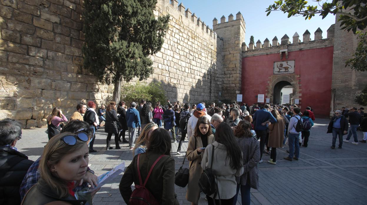 Colas de visitantes ante la Puerta del León del Alcázar de Sevilla