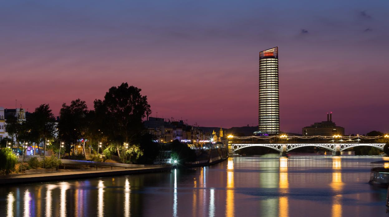 Torre Sevilla, con el marco del Río Guadalquivir y el Puente de Triana ABC